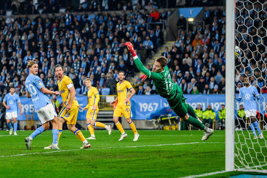 Malmö FFs Erik Botheim ser 2-1 gå i mål bakom IFK