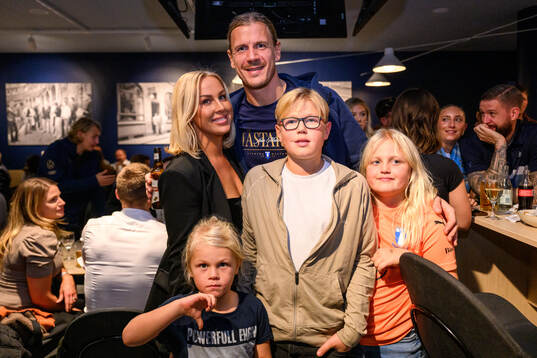 Malmö FFs målvakt Johan Dahlin med familj på
