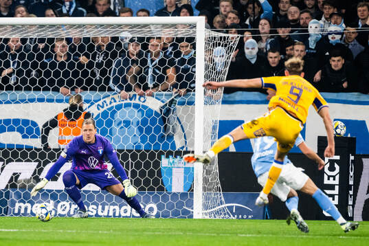 IFK Göteborgs Laurs Skjellerup gör 0-1 bakom Malmö FFs