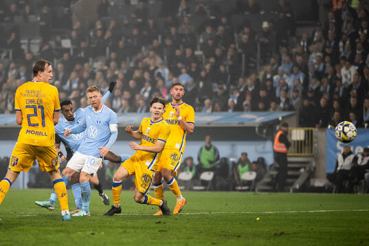 Malmö FFs Taha Ali skjuter in 1-1 målet