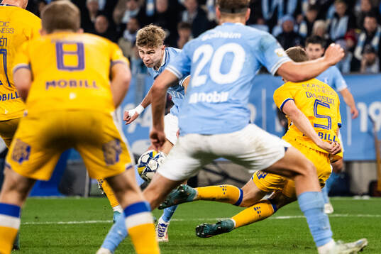 Malmö FFs Hugo Bolin gör det matchavgörande 2-1 målet
