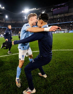Malmö FFs Hugo Bolin jublar med Adrian Skogmar på