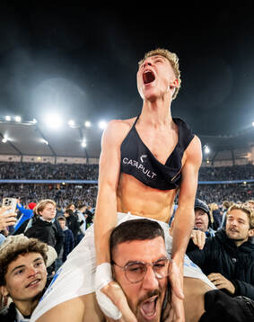 Malmö FFs Hugo Bolin jublar med supportrar på slutsignalen