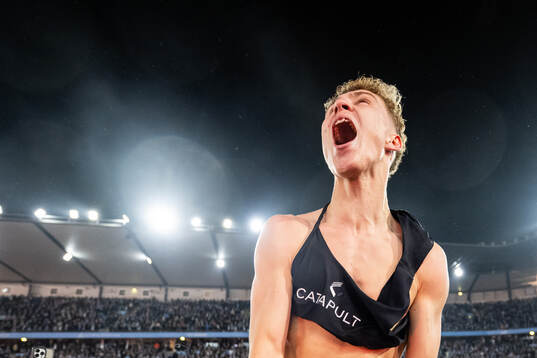 Malmö FFs Hugo Bolin jublar med supportrar på slutsignalen