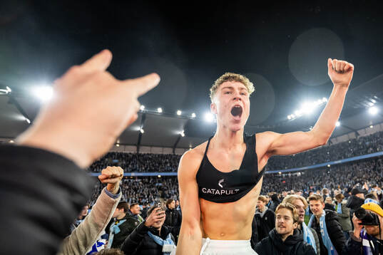 Malmö FFs Hugo Bolin jublar med supportrar på slutsignalen