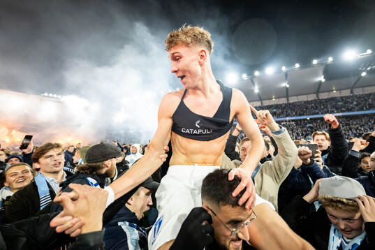 Malmö FFs Hugo Bolin jublar med supportrar på slutsignalen