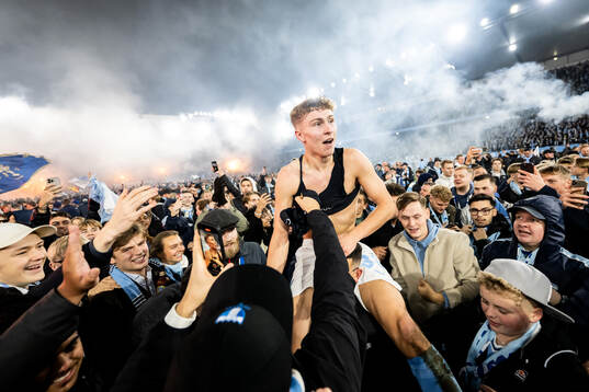 Malmö FFs Hugo Bolin jublar med supportrar på slutsignalen