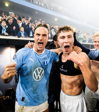 Malmö FFs Erik Botheim och Hugo Bolin jublar