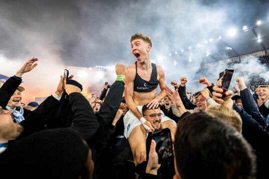 Malmö FFs Hugo Bolin jublar med supportrar