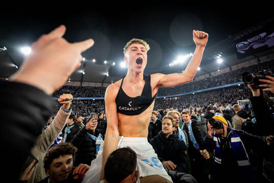 Malmö FFs Hugo Bolin jublar med supportrar på slutsignalen