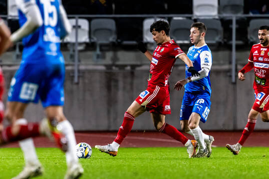 Skövde AIKs Alper Demirol och Oddevolds Liridon Kalludra