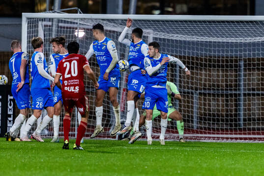 Skövde AIKs Armend Suljev skjuter in 1-2 på frispark