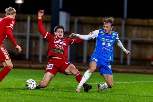 Skövde AIKs Žiga Ovsenek och Oddevolds Gabriel Sandberg