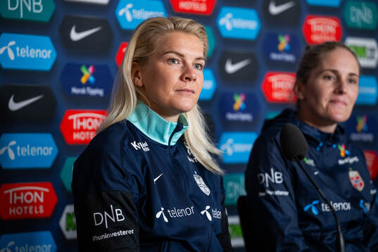 Ada Hegerberg and Gemma Grainger, head coach of the