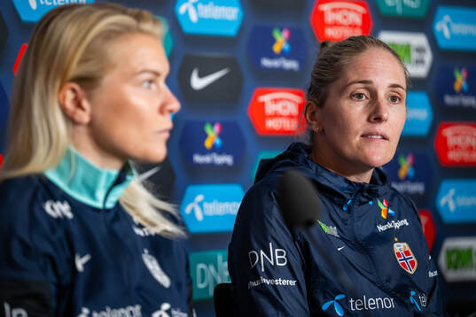 Ada Hegerberg and Gemma Grainger, head coach of the