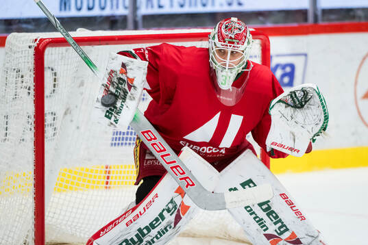 Modos målvakt Olle Eriksson Ek innan ishockeymatchen i SHL