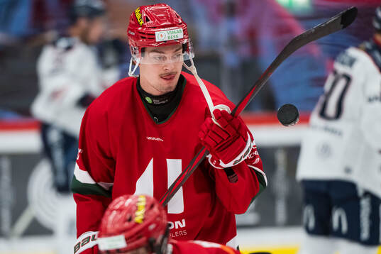 Modos Sampo Ranta innan ishockeymatchen i SHL mellan Modo