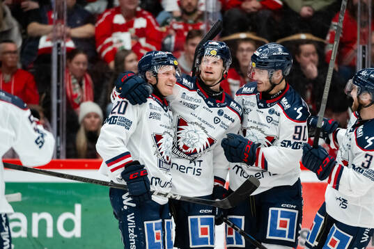 Linköpings Johan Johnsson , Adam Hofbauer och Lance Bouma