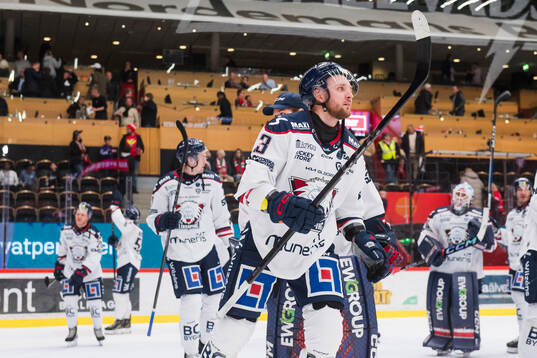 Linköpings Linus Hultström jublar etter ishockeymatchen i