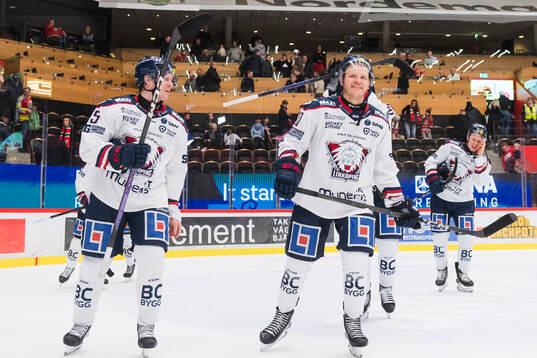 Linköpings Oscar Fantenberg och Lance Bouma jublar