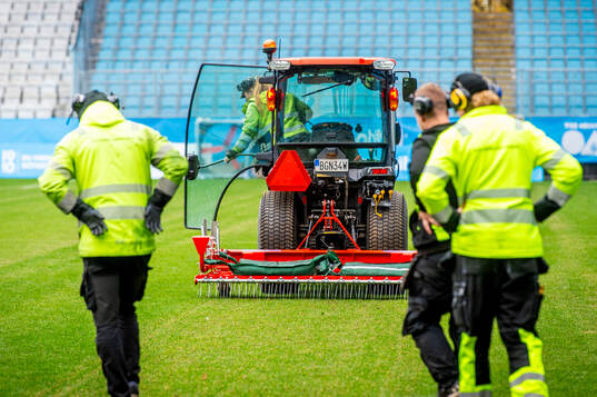 Arbete med gräsmattan på Eleda Stadion