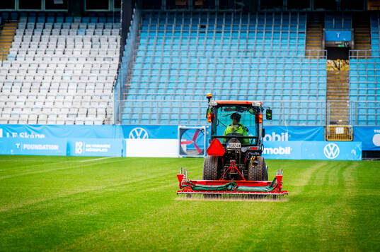 Arbete med gräsmattan på Eleda Stadion