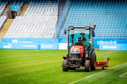 Arbete med gräsmattan på Eleda Stadion