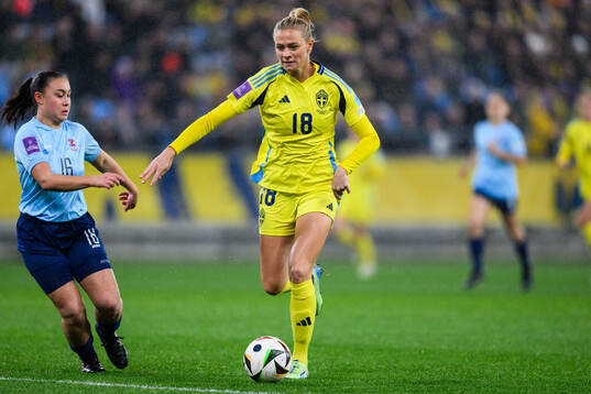 Leila Schmit of Luxembourg and Fridolina Rolfö of Sweden