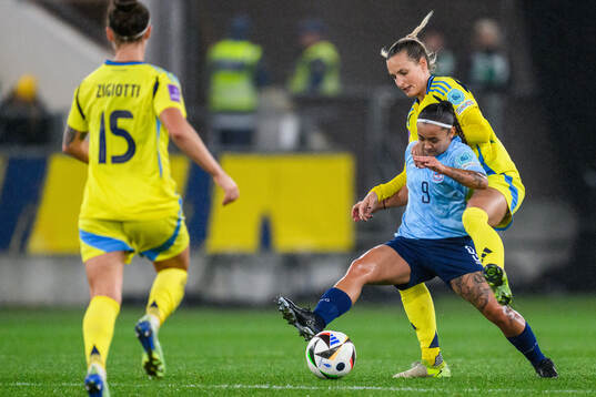 Amy Thompson of Luxembourg and Nathalie Björn of Sweden