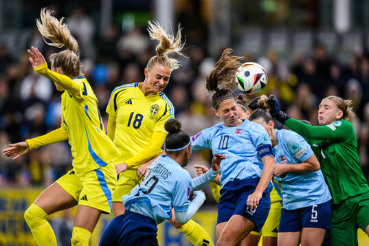 Fridolina Rolfö of Sweden and Laura Miller of Luxembourg