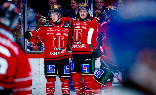 Örebros Patrik Puistola jublar vid 1-0 med Patrik Karlkvist