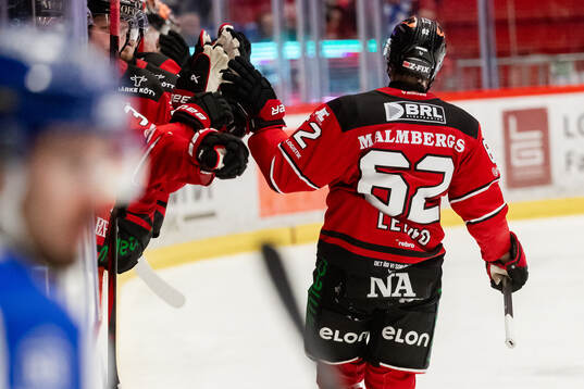 Örebros Robert Leino jublar
