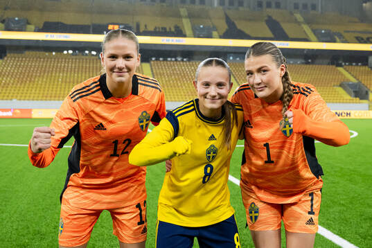 Goalkeeper Hanna Karlsson, Fanny Peterson and goalkeeper