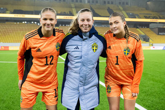 Goalkeeper Hanna Karlsson, goalkeeper coach Kristin