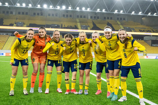 Klara Ahnberg, goalkeeper Fanny Jurander, Nicole Molin