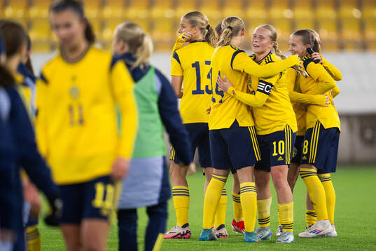 Nova Selin of Sweden celebrates