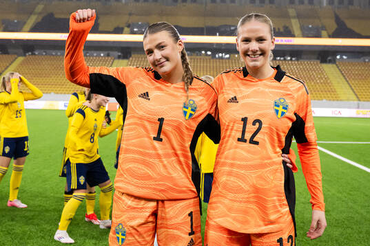 Goalkeeper Fanny Jurander and goalkeeper Hanna Karlsson of
