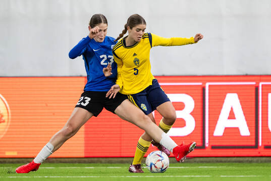 Tania Komarovskiy of Estonia and Lilly Hamstein of Sweden