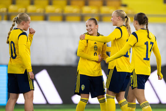 Fanny Peterson of Sweden celebrate with teammates