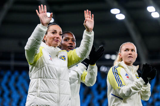 Kosovare Asllani, Evelyn Ijeh and Matilda Vinberg of Sweden