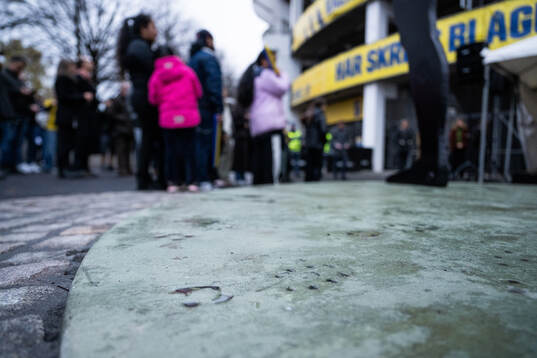Skoavtryck på skulpturen Urd, Skuld och Verdandi –