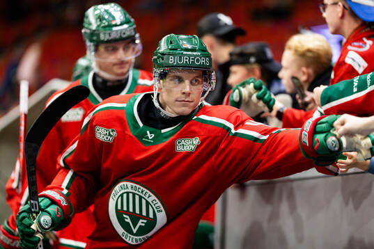 Frölundas Dominik Egli hälsar på supportrar