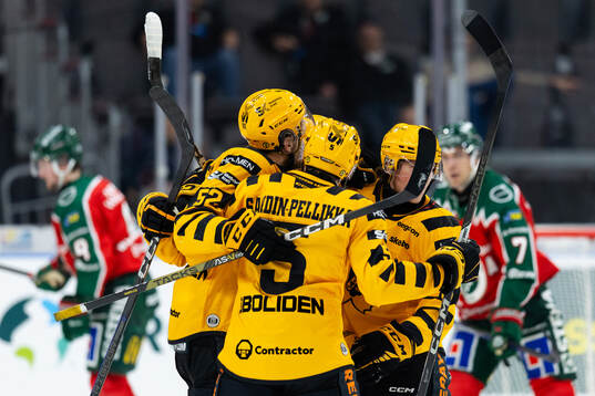 Skellefteås Martins Dzierkals jublar med lagkamrater