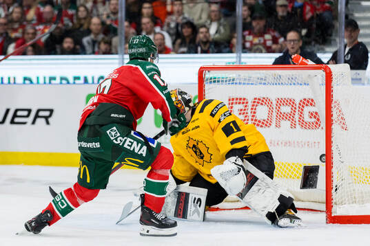 Frölundas Isac Born gör 3-2 bakom Skellefteås målvakt
