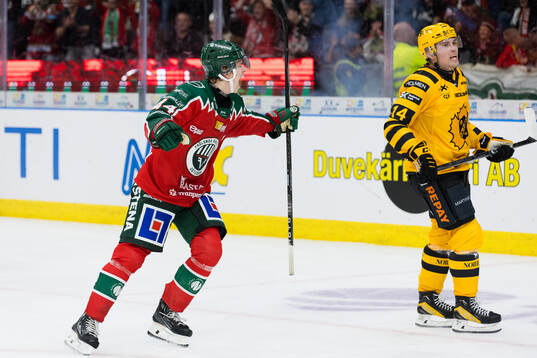 Frölundas Noah Dower Nilsson jublar samtidigt som