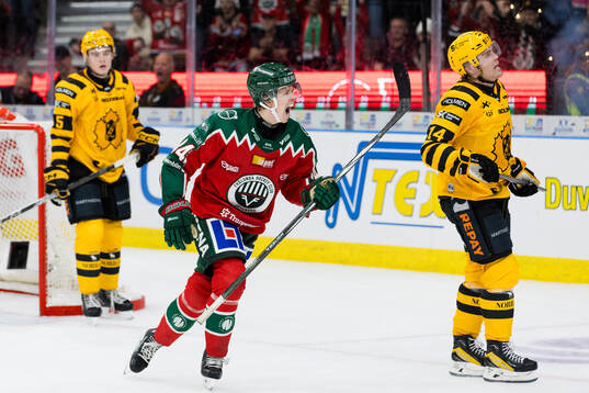 Frölundas Noah Dower Nilsson jublar samtidigt som