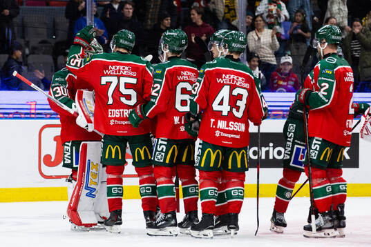 Frölundas målvakt Tobias Normann jublar med lagkamrater