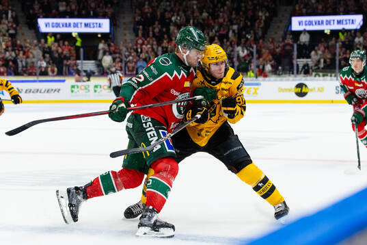 Frölundas Christian Folin tacklar Skellefteås Rickard Hugg