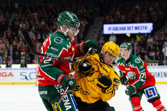 Frölundas Christian Folin tacklar Skellefteås Rickard Hugg