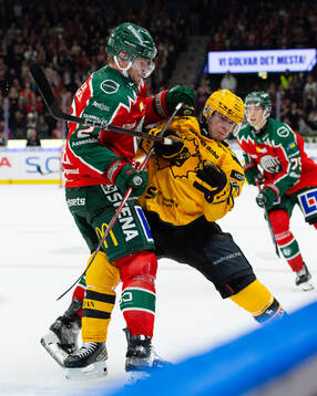 Frölundas Christian Folin tacklar Skellefteås Rickard Hugg